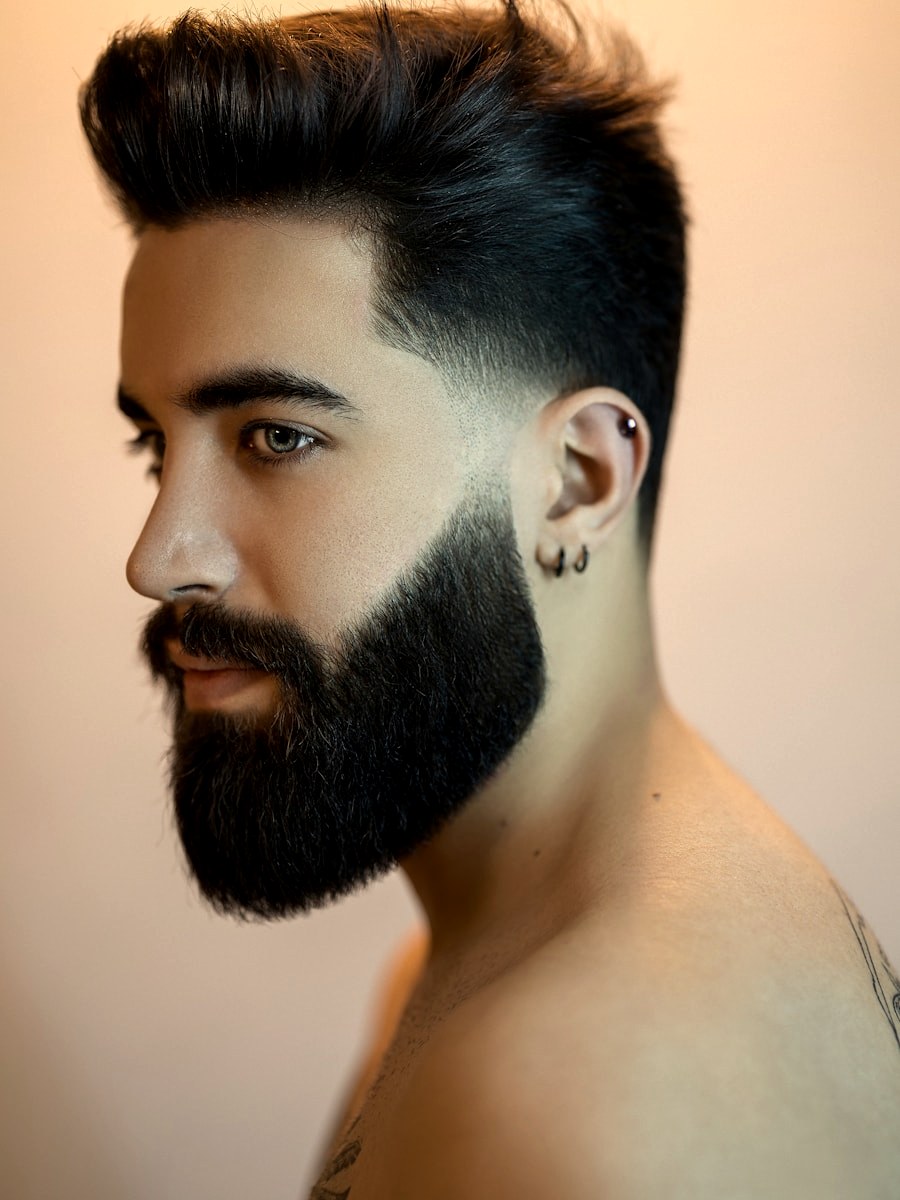 Definierte, natürliche Haarlinie im Profil