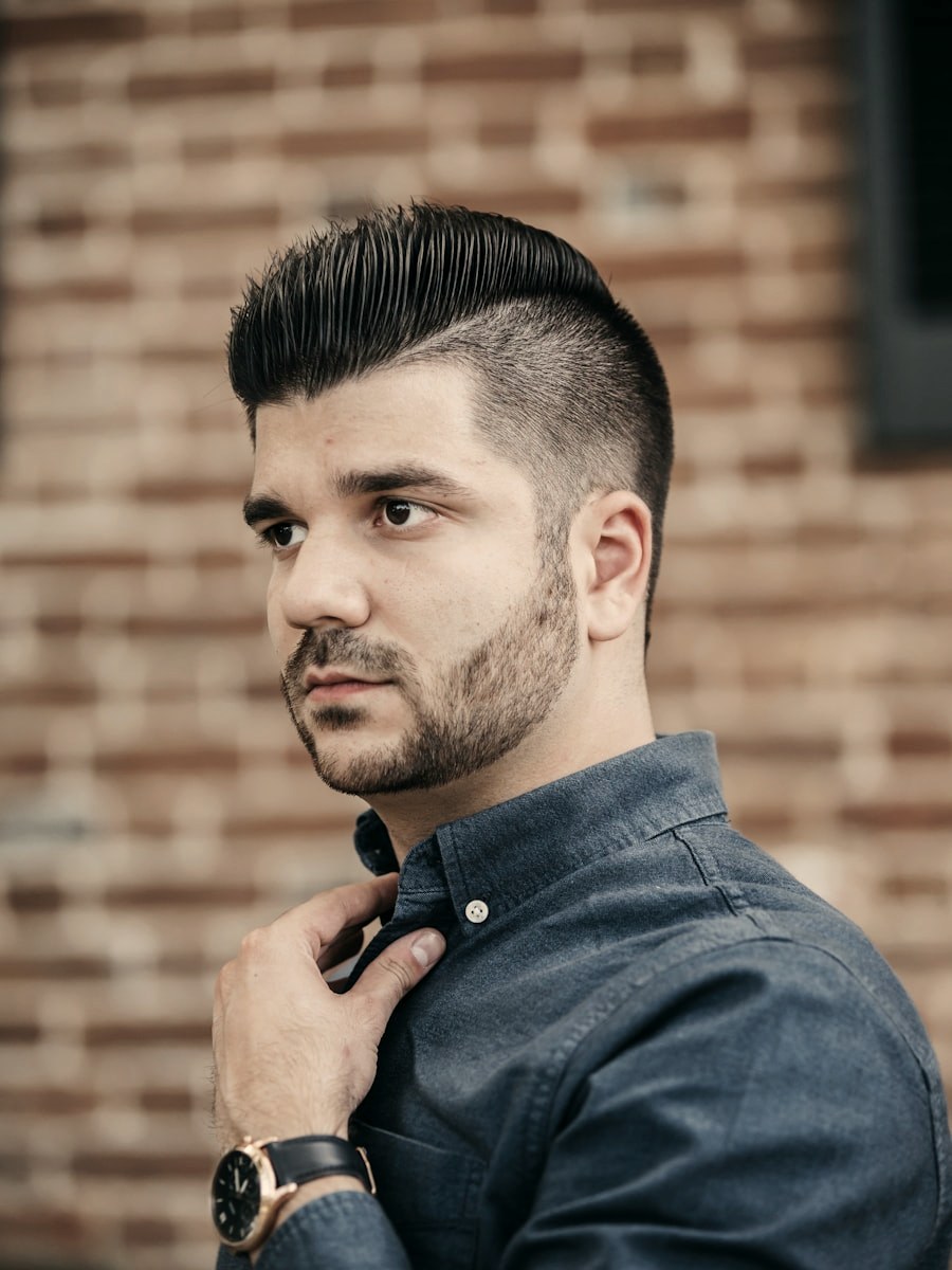 Selbstbewusster Mann mit vollem Haar